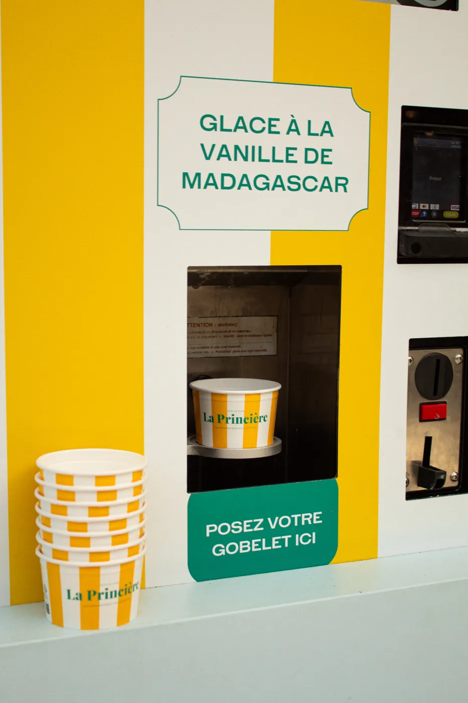 Machine à glaces Rimoo sur le stand La Princière en gare d'Avignon TGV, captation Signé Bertolino