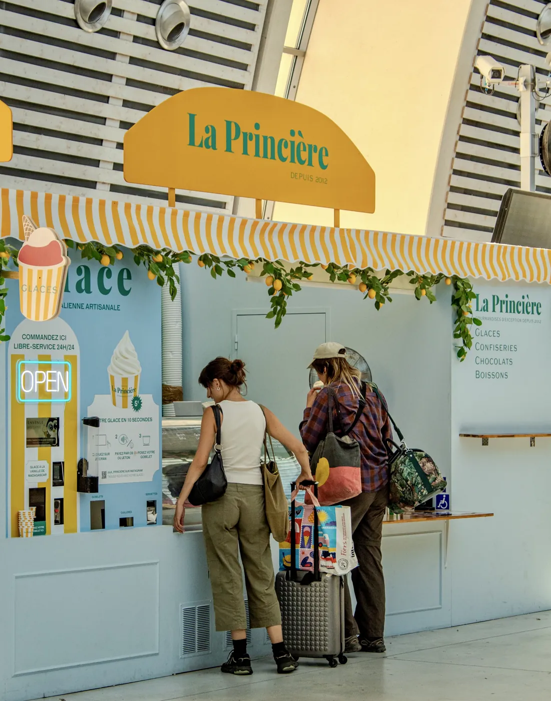 Machine à glaces Rimoo sur le stand La Princière en gare d'Avignon TGV, captation Signé Bertolino