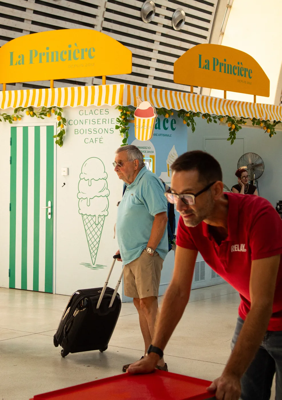 Machine à glaces Rimoo sur le stand La Princière en gare d'Avignon TGV, captation Signé Bertolino
