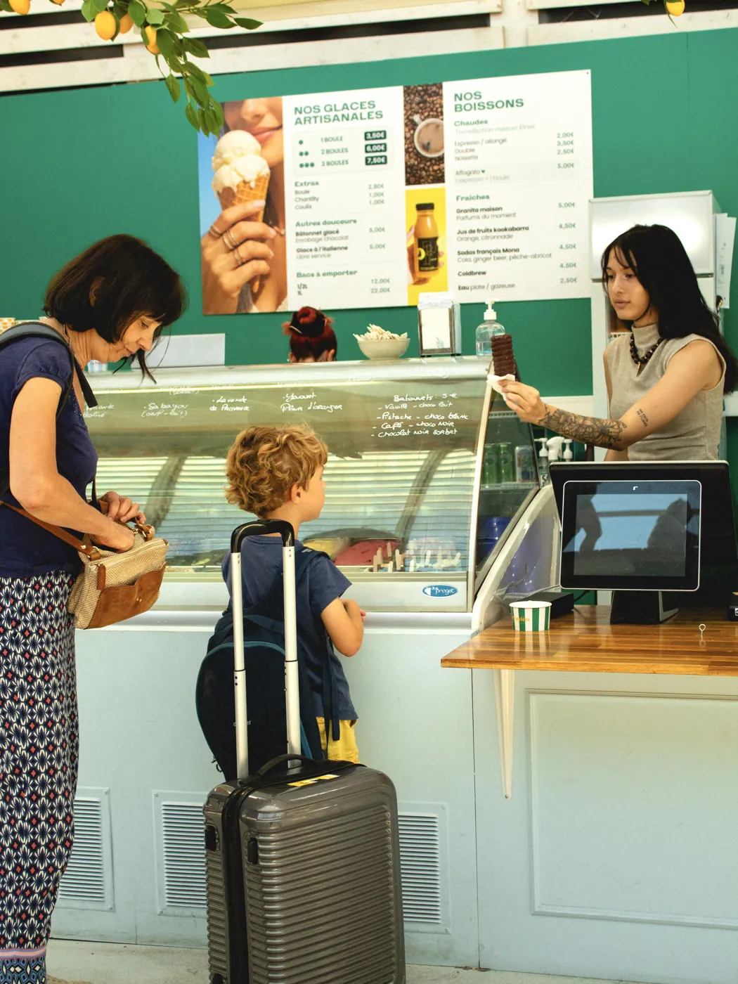 Machine à glaces Rimoo sur le stand La Princière en gare d'Avignon TGV, captation Signé Bertolino