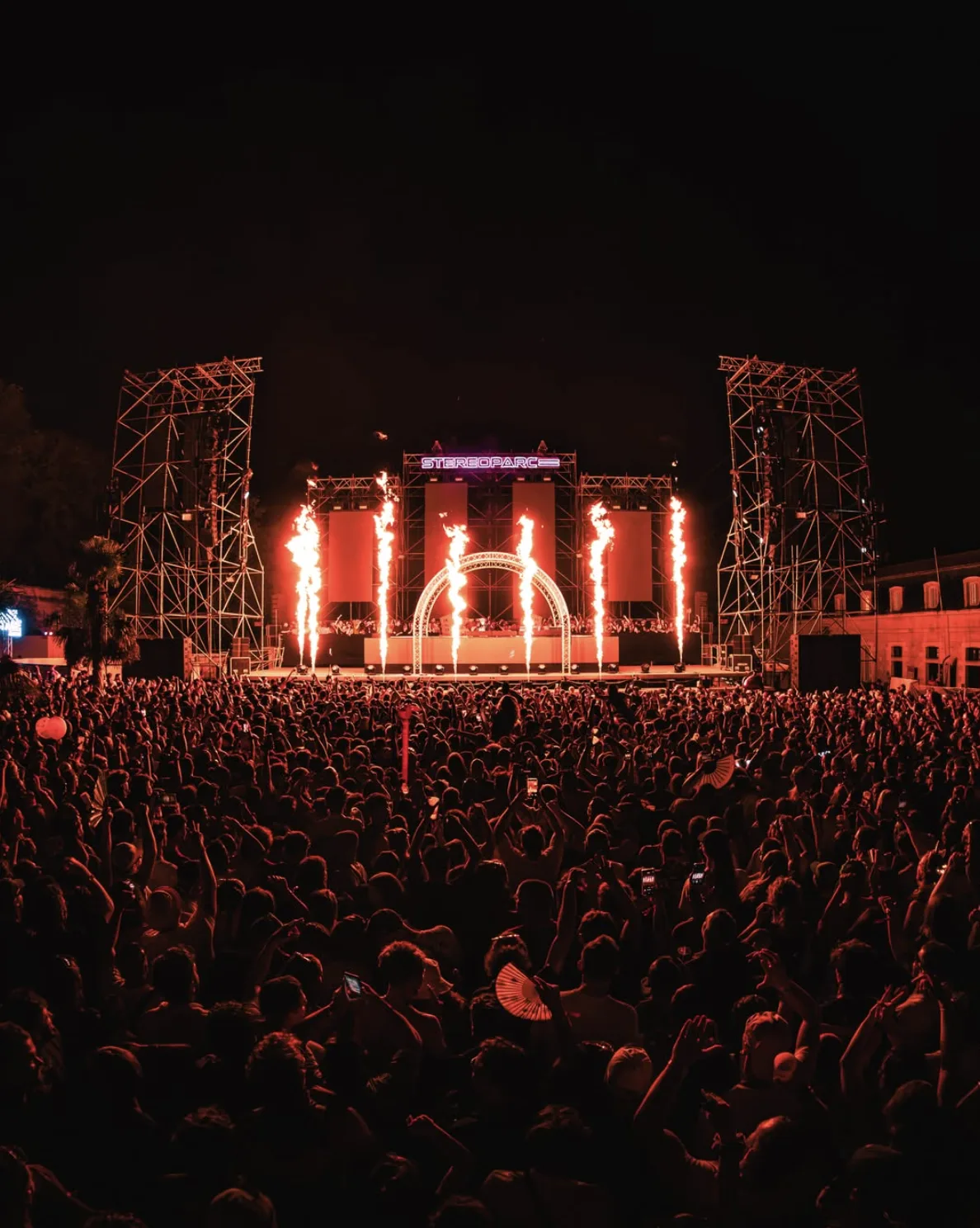 Festival Stereoparc, scène et jets de flammes devant la foule